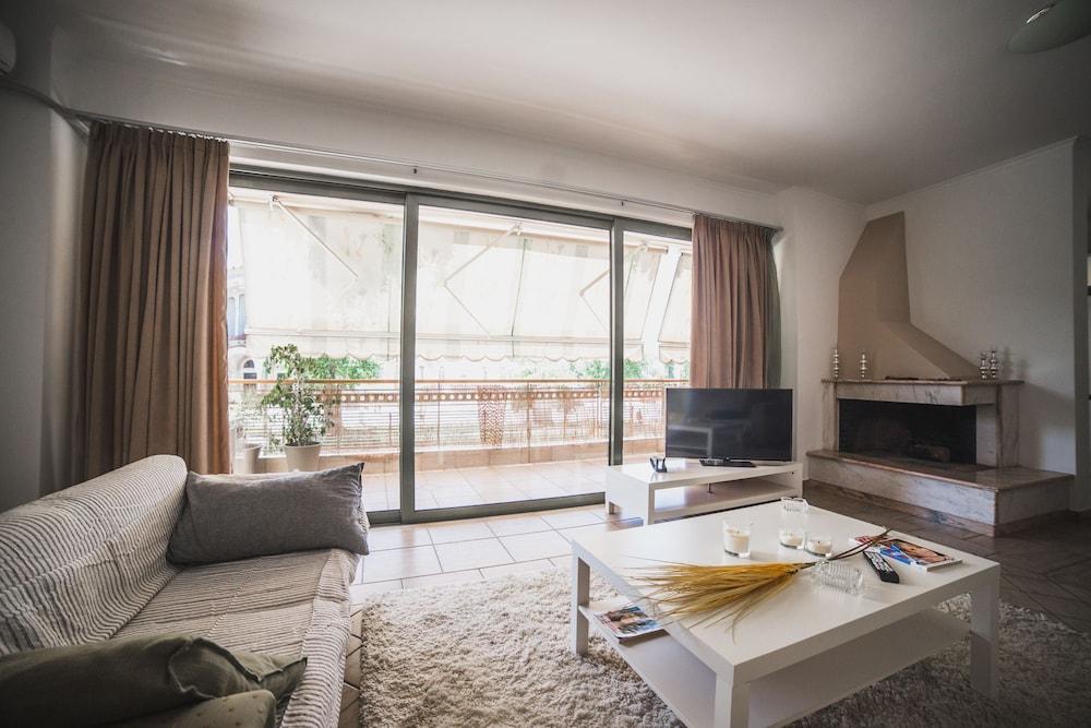 Nefeli City Apartments Patras Buitenkant foto