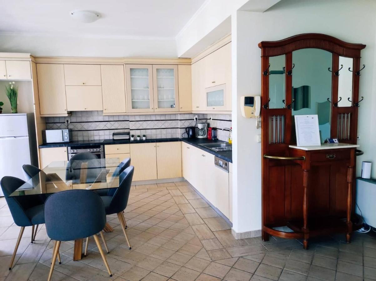 Nefeli City Apartments Patras Buitenkant foto